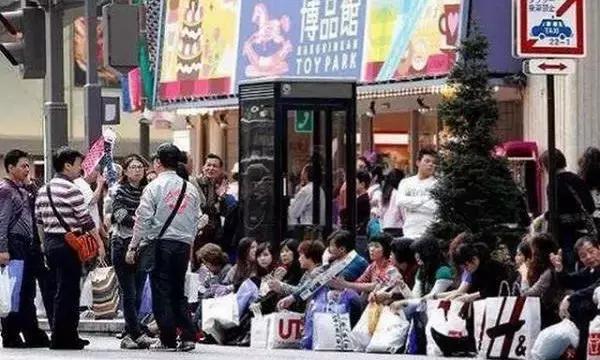 实拍中国人去日本“血拼”画面