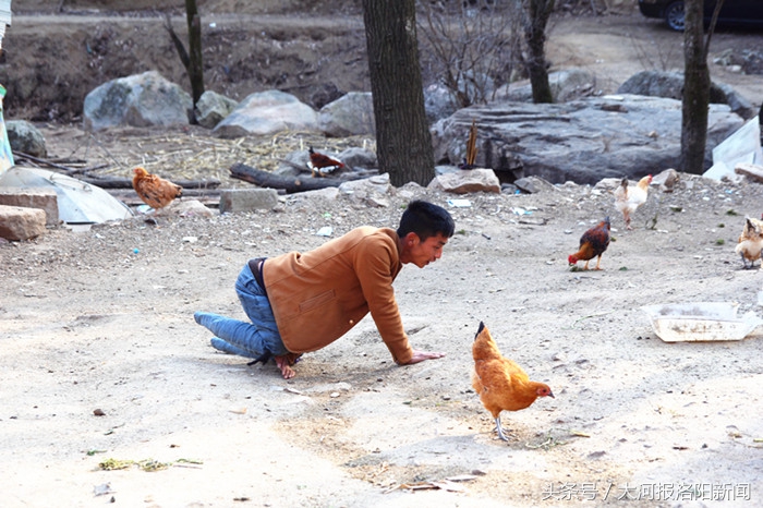 洛阳这个小伙跪地爬行26年：双手布满老茧，两天磨破一条裤子！