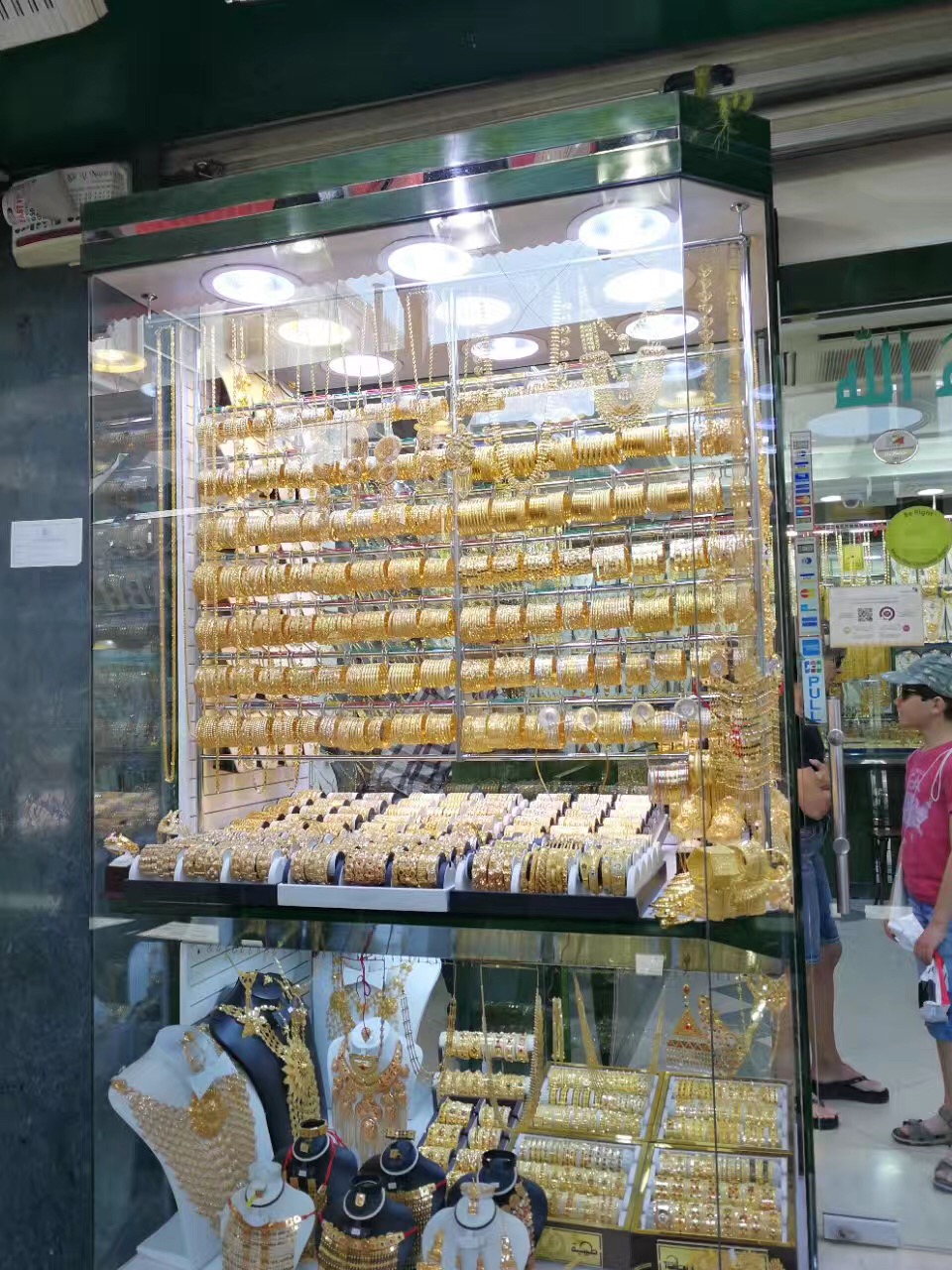 迪拜土豪有多奢侈,迪拜金子最多的土豪