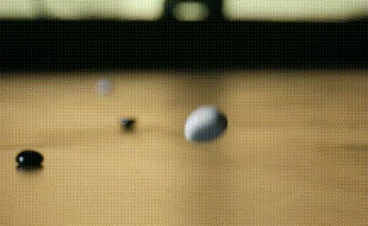 少年曹操跳出来突然指着卡在荆棘丛的袁绍大喊淫贼在此