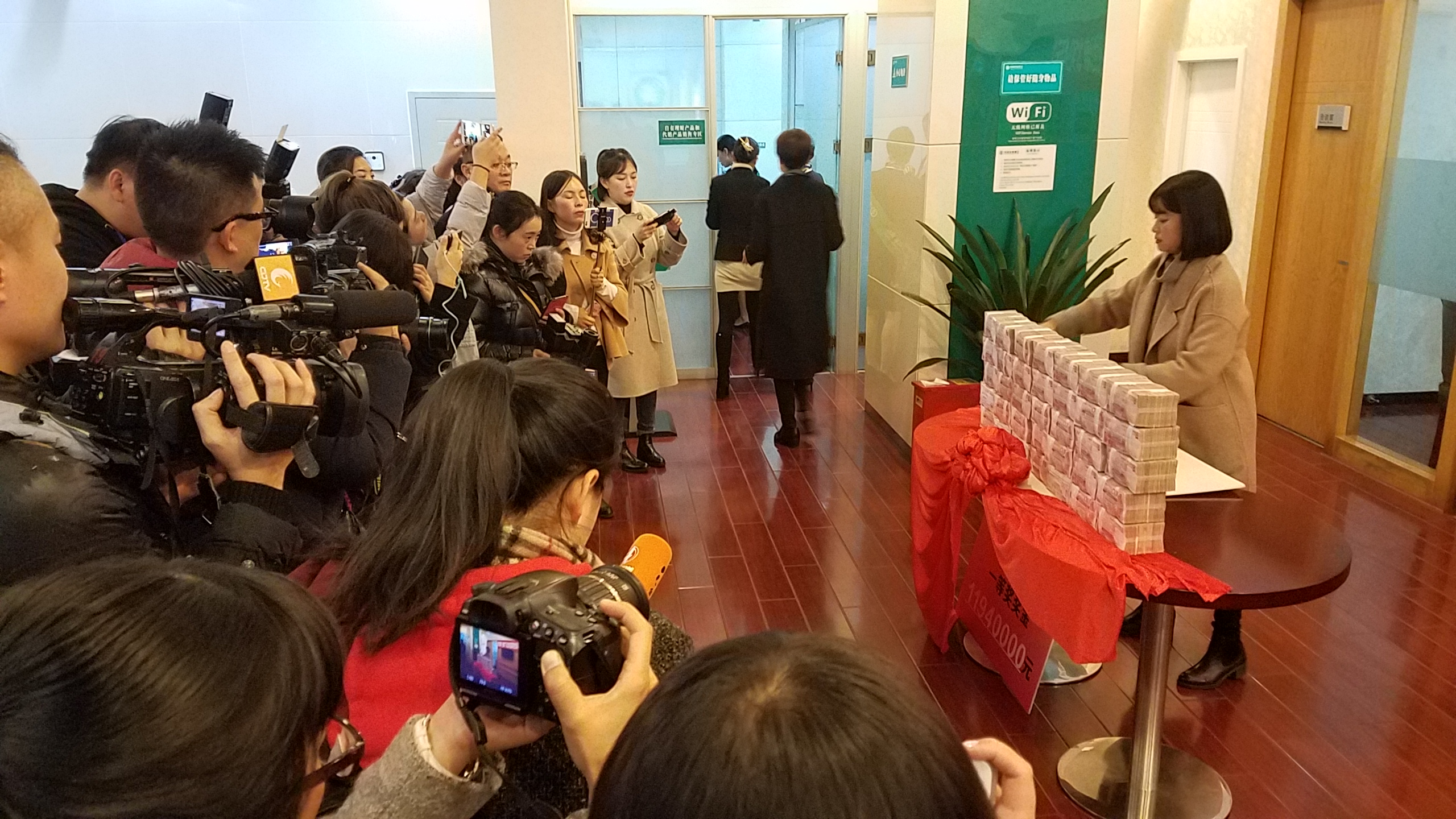 泸州彩民合买双色球中了880万,人多力量大国富民强