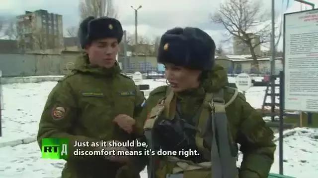 空降兵跳伞为什么要双腿弯曲,空降兵在跳伞的过程中有危险吗