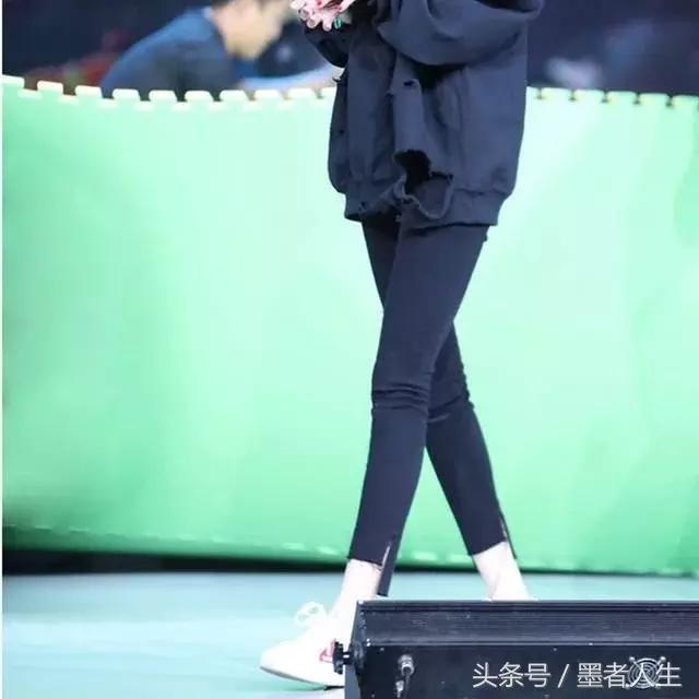 高圆圆晒别墅照，不料腿上的“魔术裤”亮了，网友：给我来一打