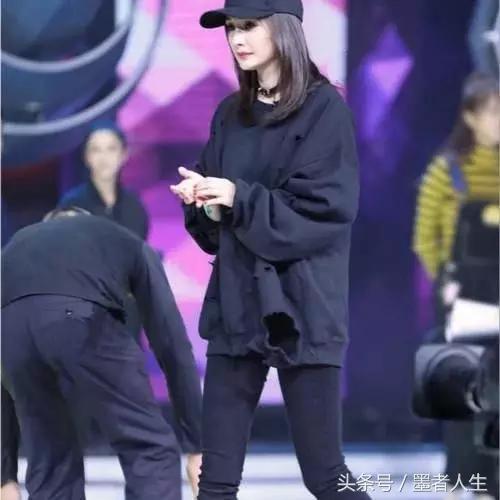 高圆圆晒别墅照，不料腿上的“魔术裤”亮了，网友：给我来一打