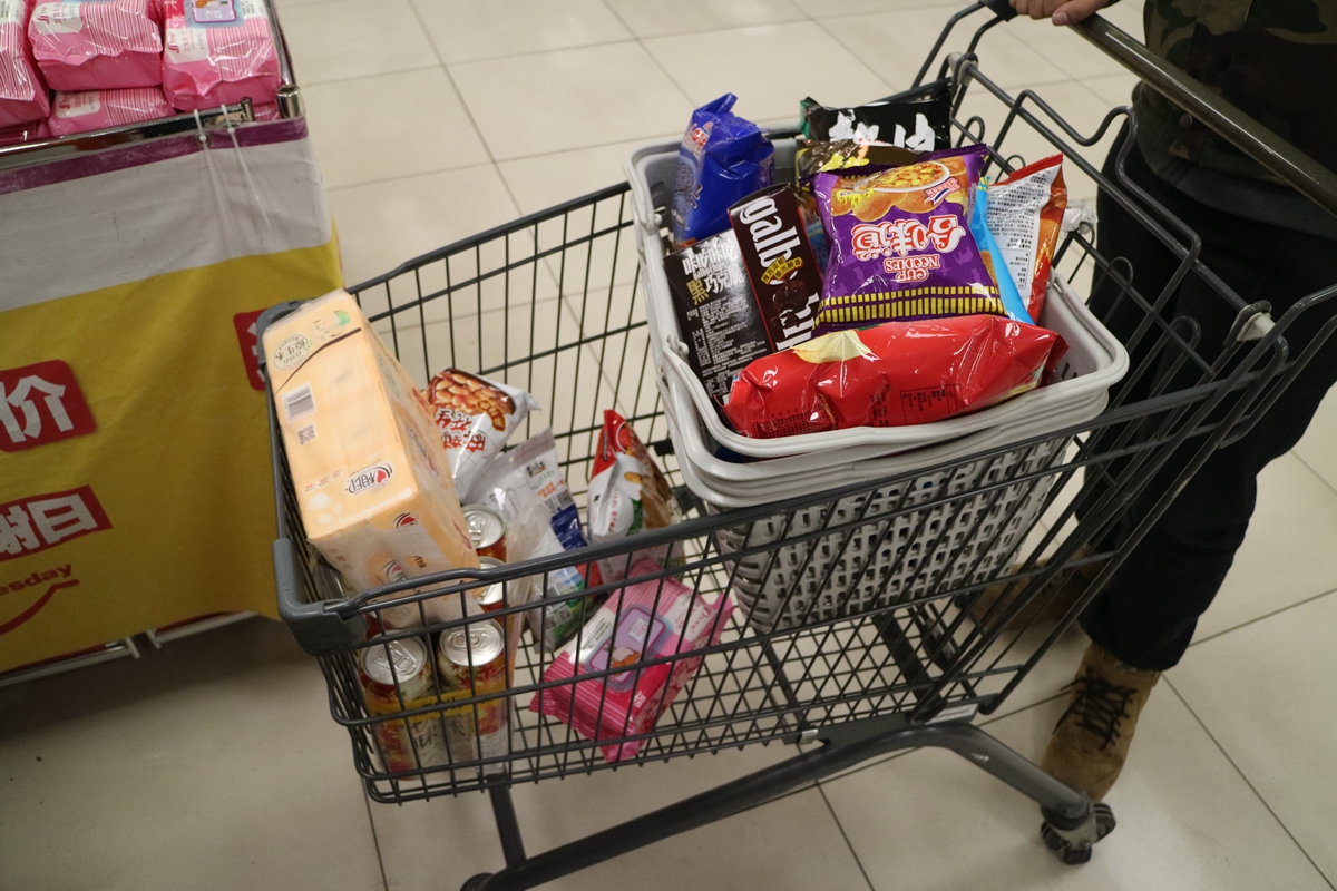 盘点雪天路滑摔倒爆笑场面,自驾游雪地上遇到突发事件