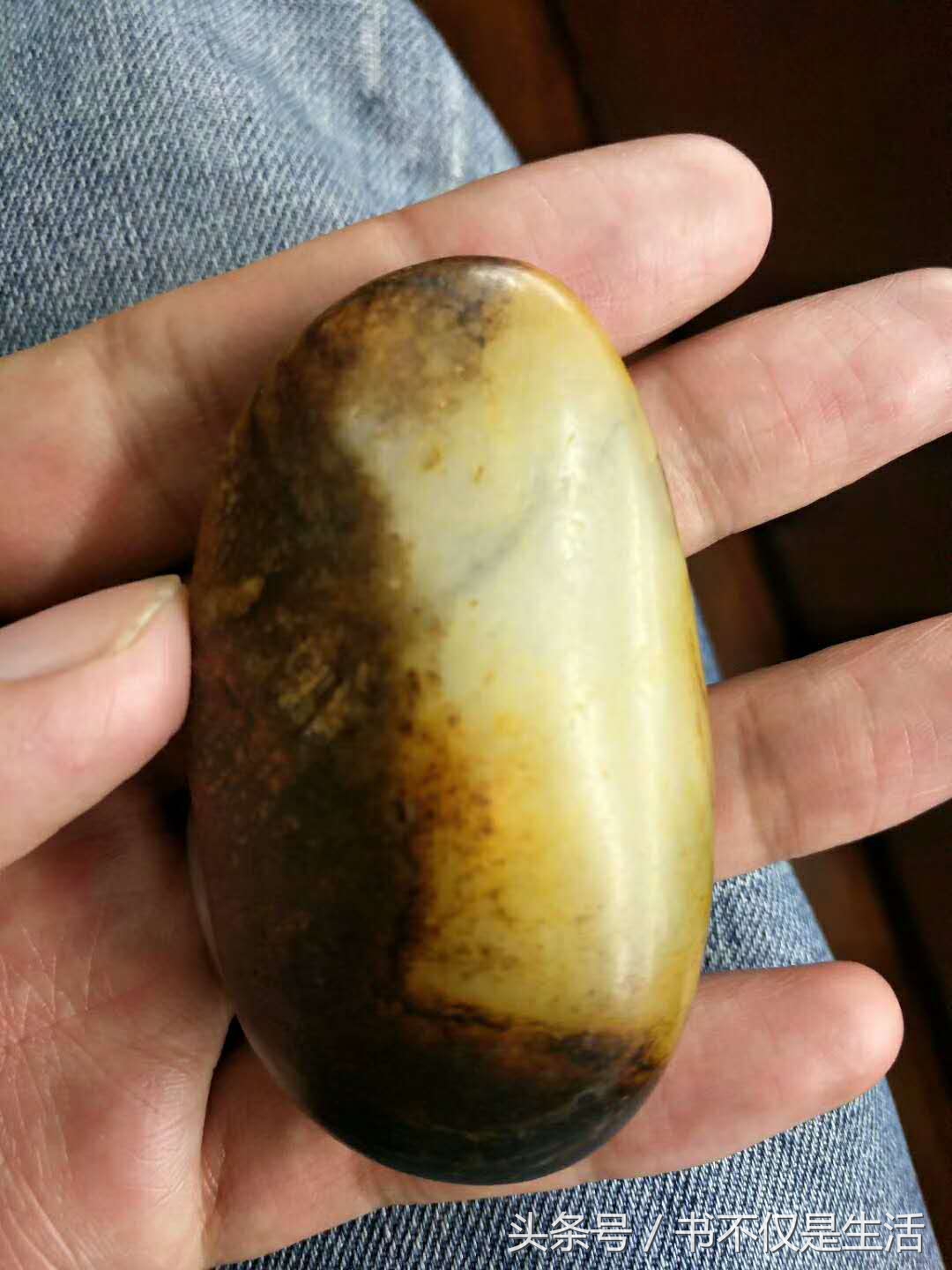 和田玉青花籽料原石摆件市场价格,珍藏级和田玉青花籽料山水画原石