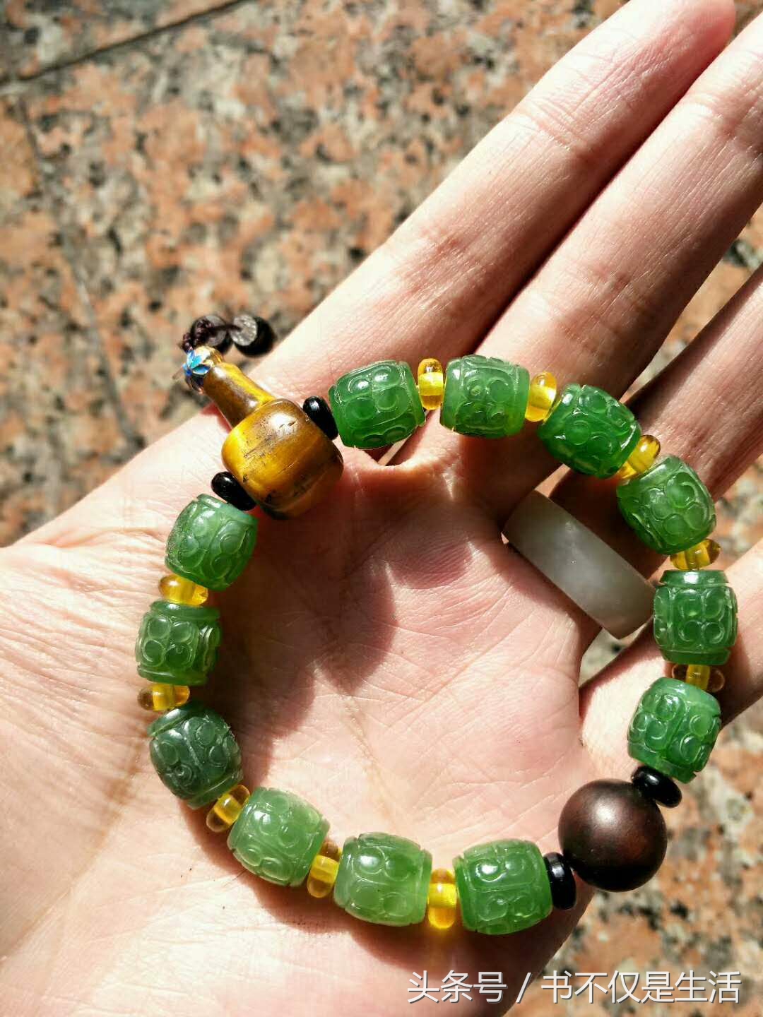 和田玉青花籽料原石摆件市场价格,珍藏级和田玉青花籽料山水画原石