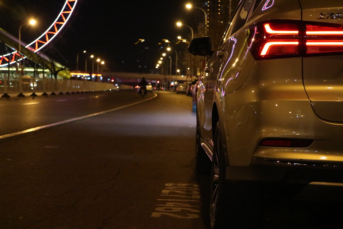 盘点雪天路滑摔倒爆笑场面,自驾游雪地上遇到突发事件