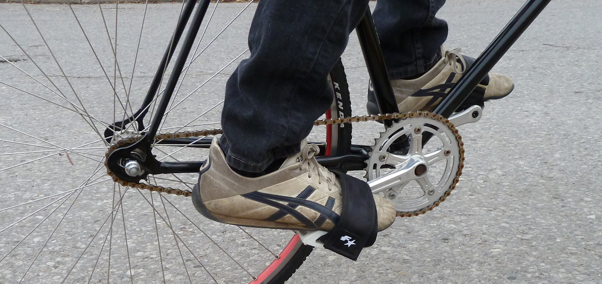 死飞自行车怎么刹车的,死飞自行车是前后一起刹车吗