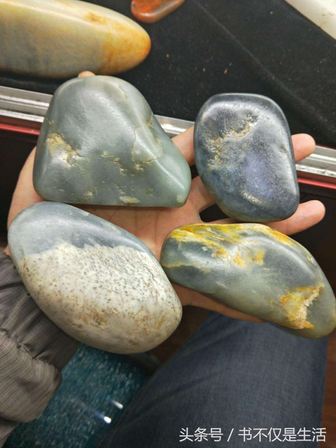 和田玉青花籽料原石摆件市场价格,珍藏级和田玉青花籽料山水画原石