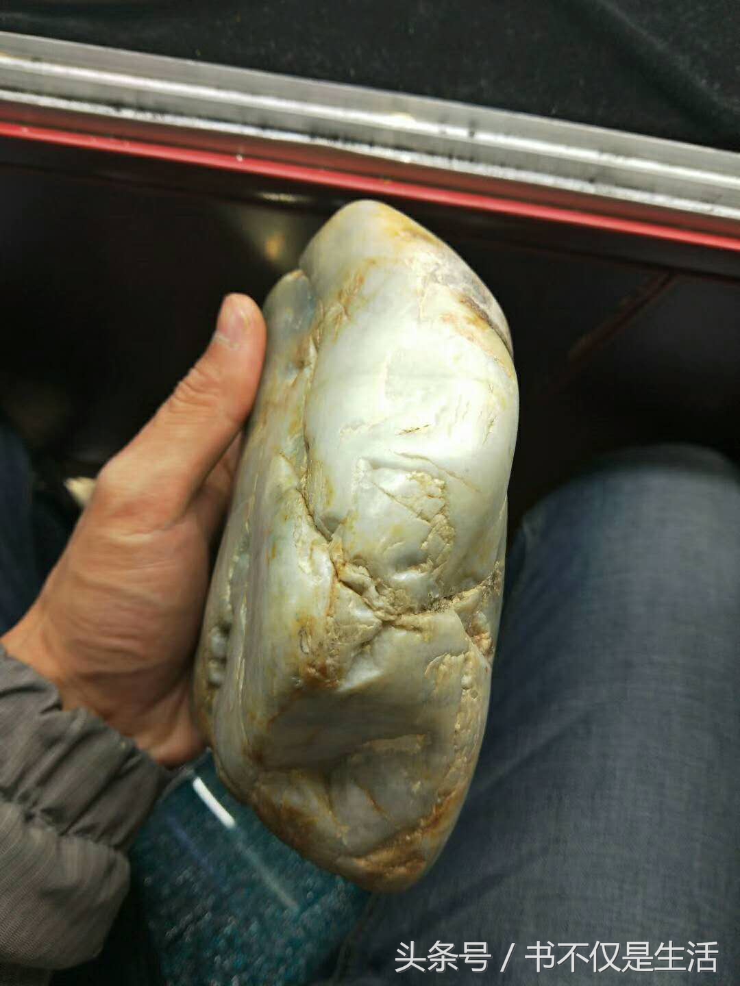 和田玉青花籽料原石摆件市场价格,珍藏级和田玉青花籽料山水画原石