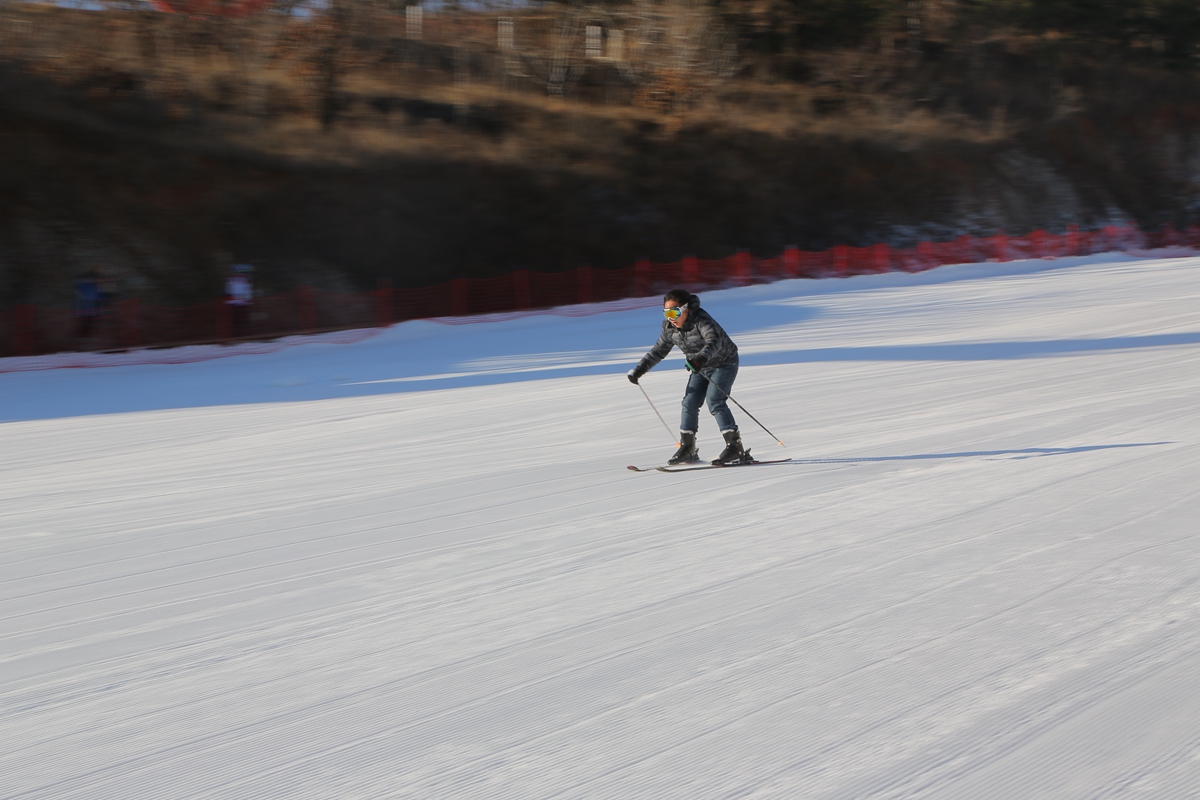 盘点雪天路滑摔倒爆笑场面,自驾游雪地上遇到突发事件