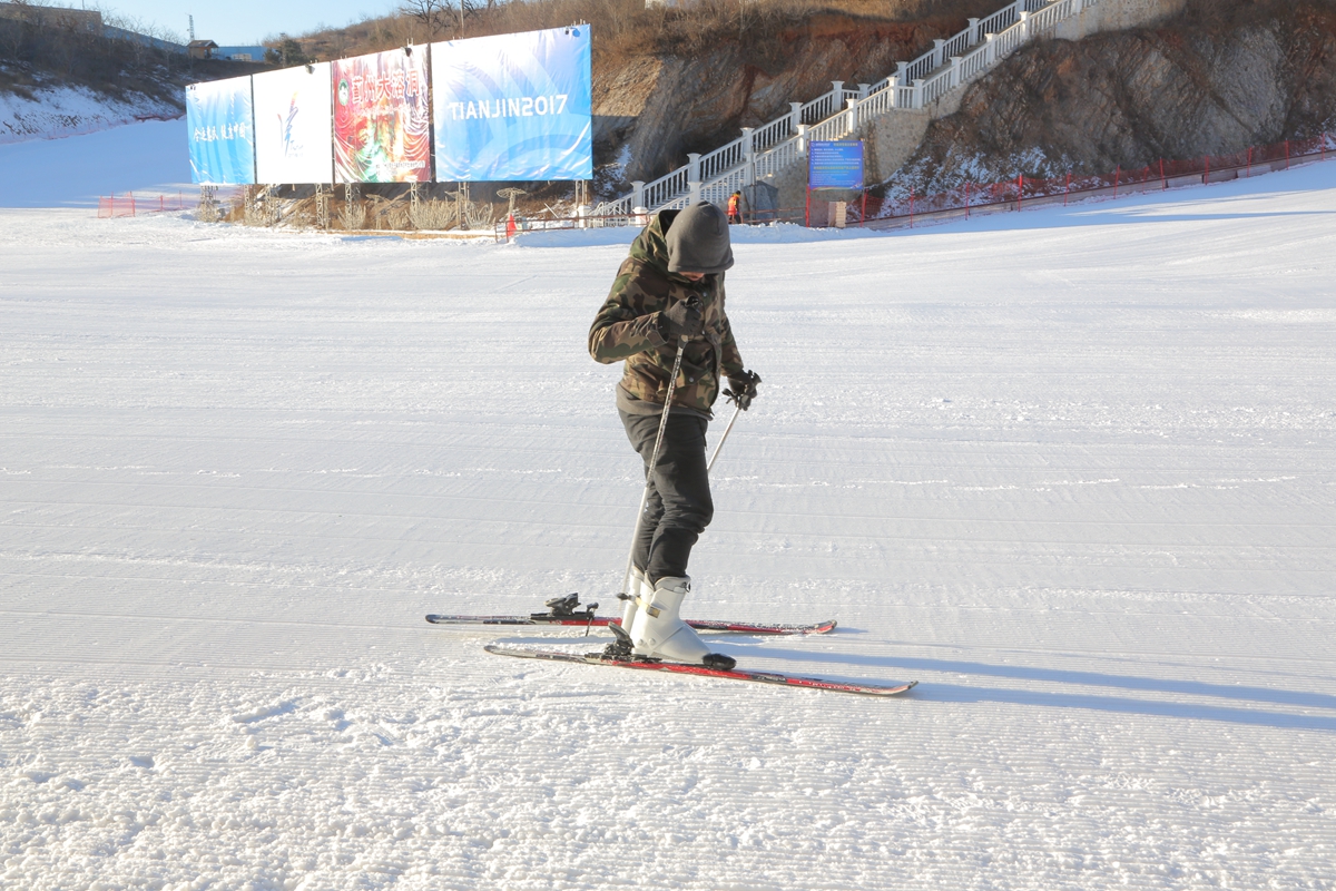 盘点雪天路滑摔倒爆笑场面,自驾游雪地上遇到突发事件