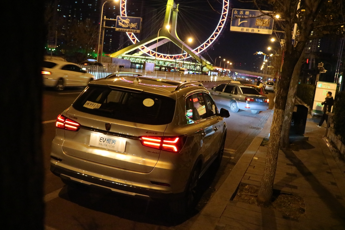 盘点雪天路滑摔倒爆笑场面,自驾游雪地上遇到突发事件