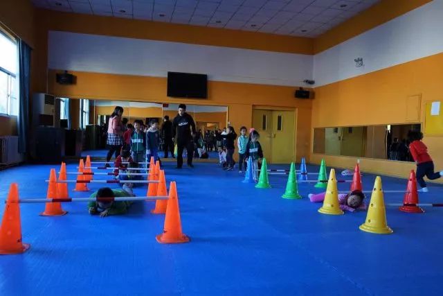 听，小花朵们走进秋天的声音——记我校学前部开展“多彩的秋天”主题开放活动