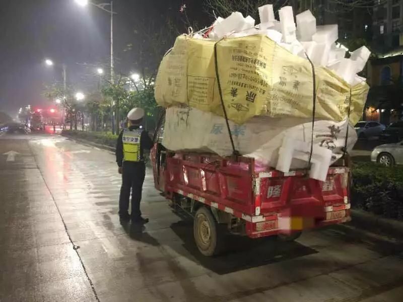 这些马路上的定时*弹炸**，99%的过路司机都怕它，在路上离它越远越好！