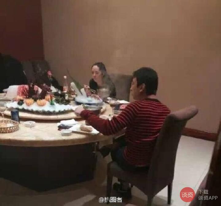 手一抖竟然看到女神丑得一哔的发际线，一定是打开方式不对