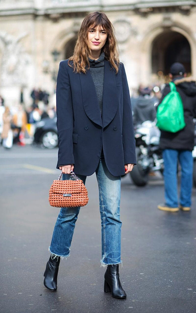 奶茶色短靴和复古蓝牛仔裤搭配吗,直筒牛仔裤搭配马丁短靴