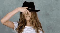 冬季戴帽子发型扎法,戴帽子发型这样搞温暖又好看