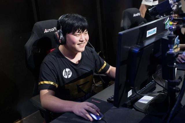 姿态说uzi在lpl地位很高,theshy和uzi在lpl的地位