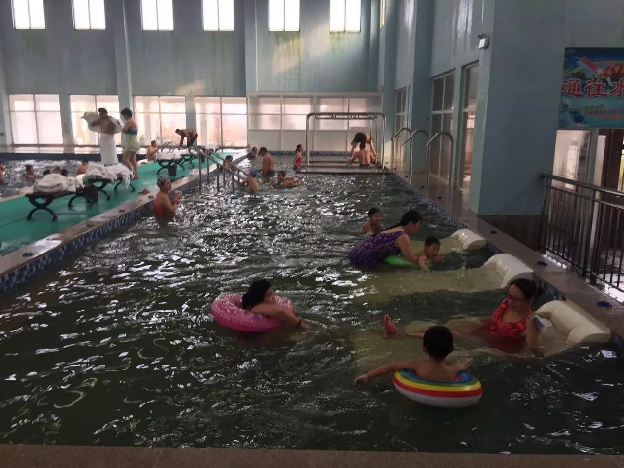 德百温泉是天然温泉么,德百温泉旅游小镇客房价格