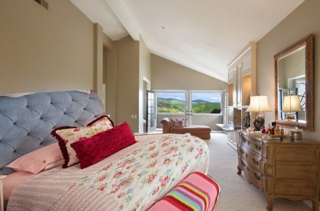 卧室床尾插座正对床中间风水好吗,卧室床尾不能正对的方位