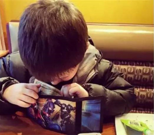 儿子突然说耳朵痛怎么办啊,6岁宝宝说耳朵疼不敢碰