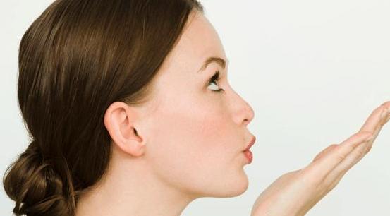 发红发痒还有皮屑是脂溢性皮炎吗,皮肤发红痒脂溢性皮炎