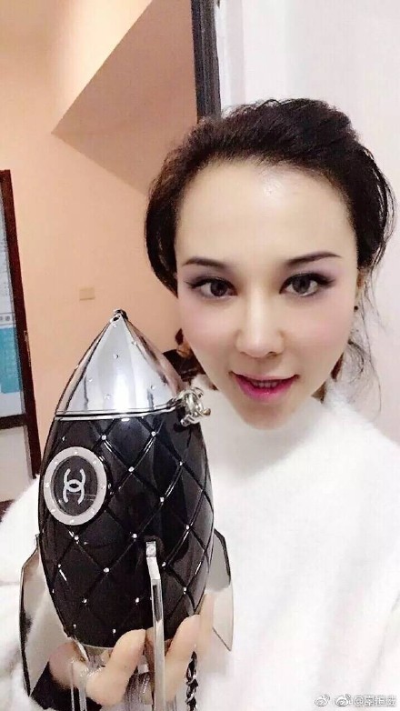 自称三国混血的安娜金和侯耀华三胞胎外甥女做的是同款脸吧?