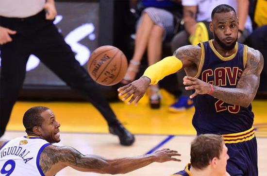 詹姆斯助攻数升至历史第四位,詹姆斯单场助攻纪录常规赛