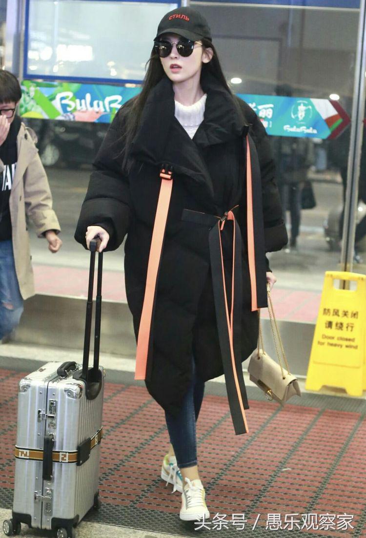 佟丽娅这一万多羽绒服穿的邋里邋遢，网友：这是大号垃圾袋吧！