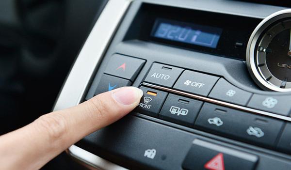 冬天下雨车内玻璃起雾怎样开空调,冬天开车车内玻璃起雾怎么办大众