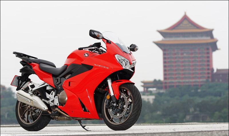 本田v4发动机视频,摩托车v4和直四引擎的区别