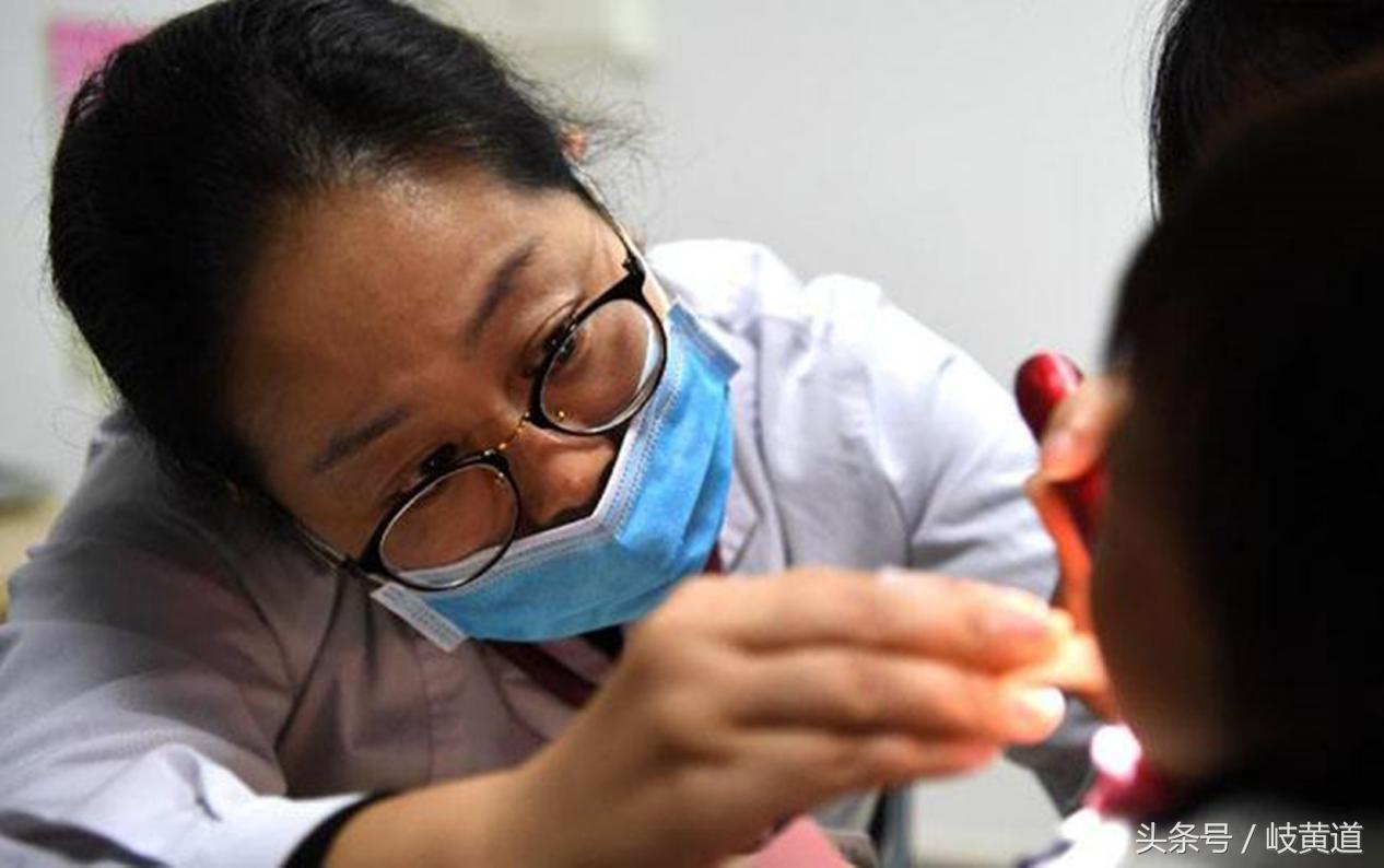 小孩子轮状病毒呕吐后反复发烧,小孩轮状病毒感染上吐下泻