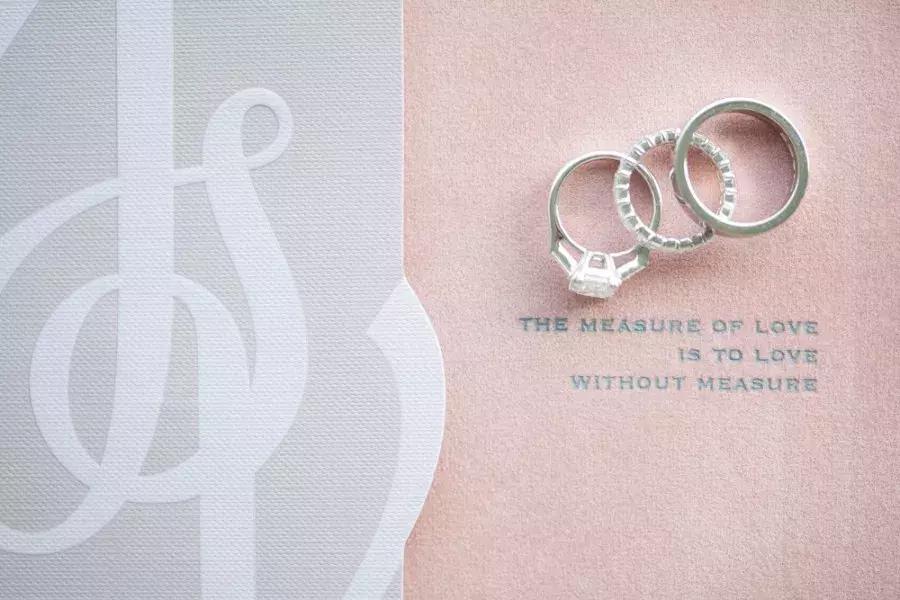 借钱给老婆买结婚首饰，看到她的朋友圈后，我手机摔了……