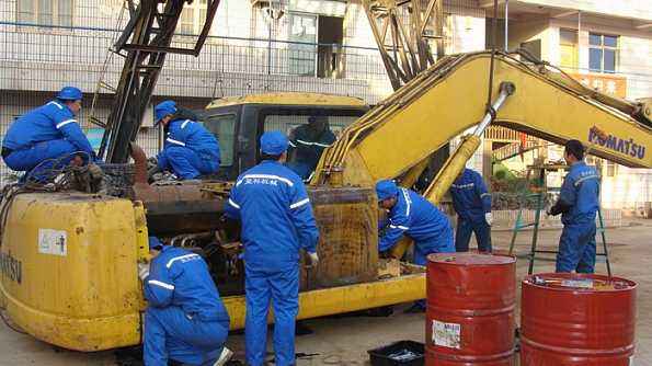 挖机上的油污用什么洗最好,挖机油污清洁小妙招