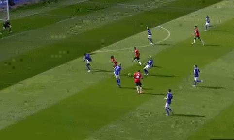 配合踢假球,假球踢进自家球门被判进球