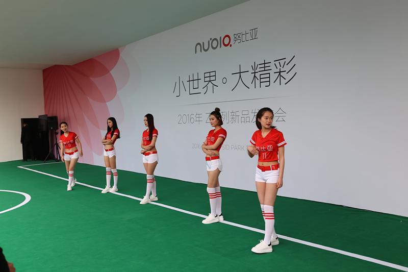 不跟风“月度演唱会”，这家手机品牌居然在发布会玩起了足球？