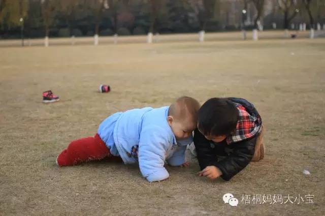 宝宝学走路学步带好还是学步车好,弯腰带娃学走路