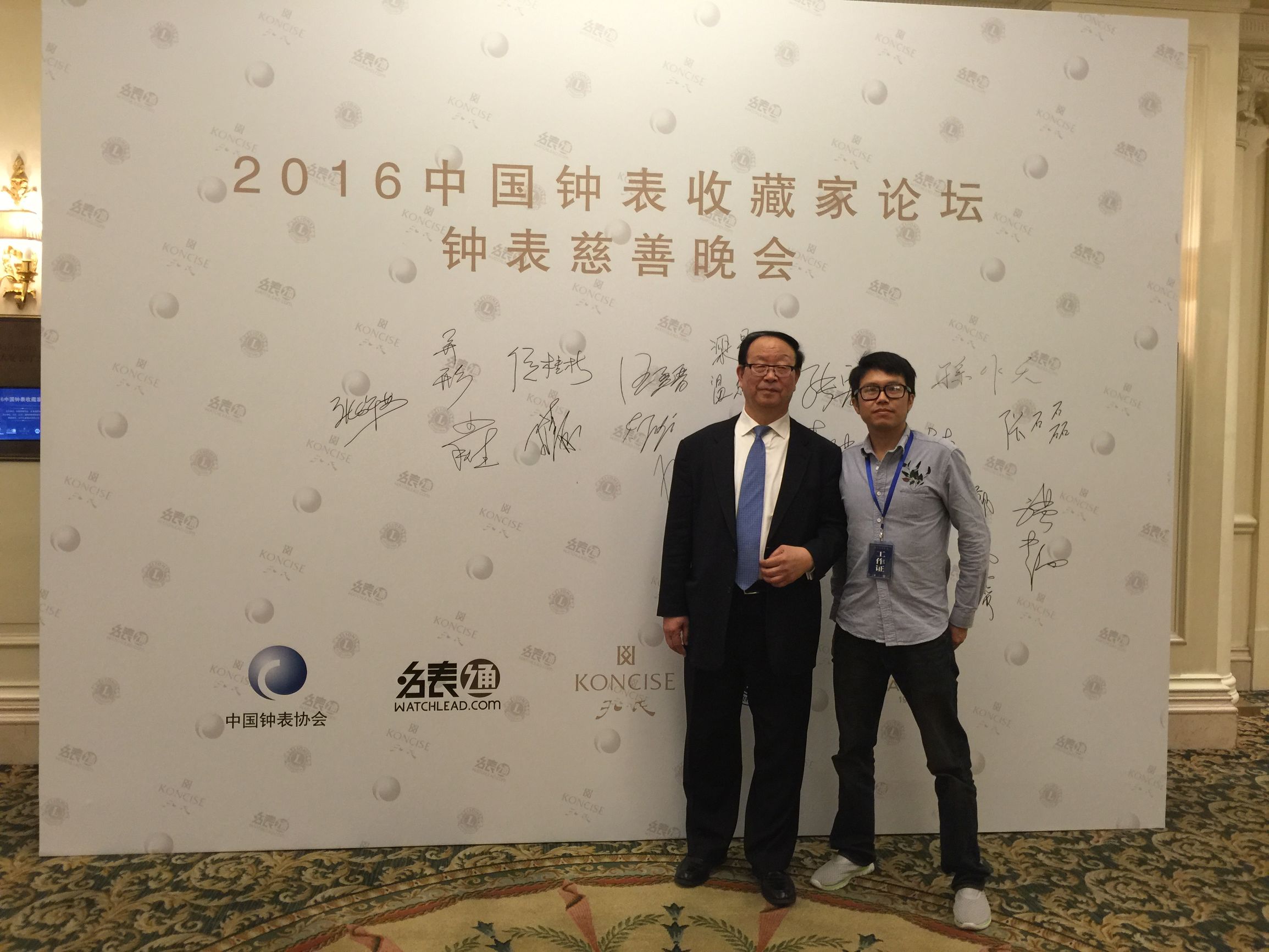 钟表收藏家展示自己的藏品,中国民间古董钟表收藏家