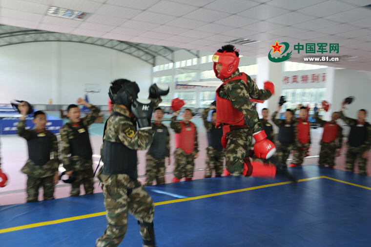 跟着奥运冠军的教练练体能,官兵们看过来!