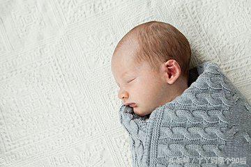 宝宝老歪头是想翻身吗,宝宝老歪头睡一边怎么办