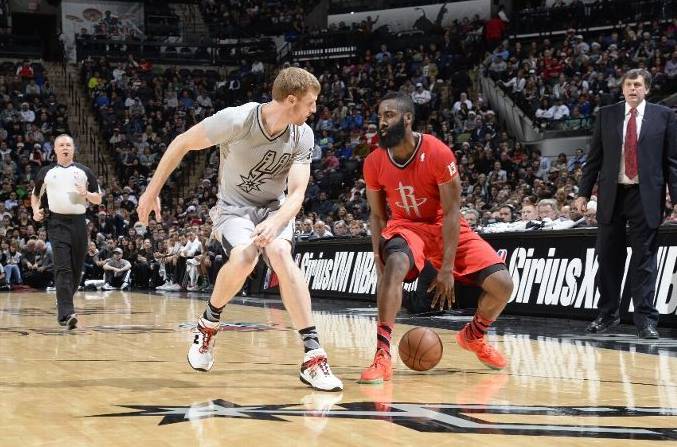 哈登胯下过人几乎没有人能防得住,哈登的过人招牌动作