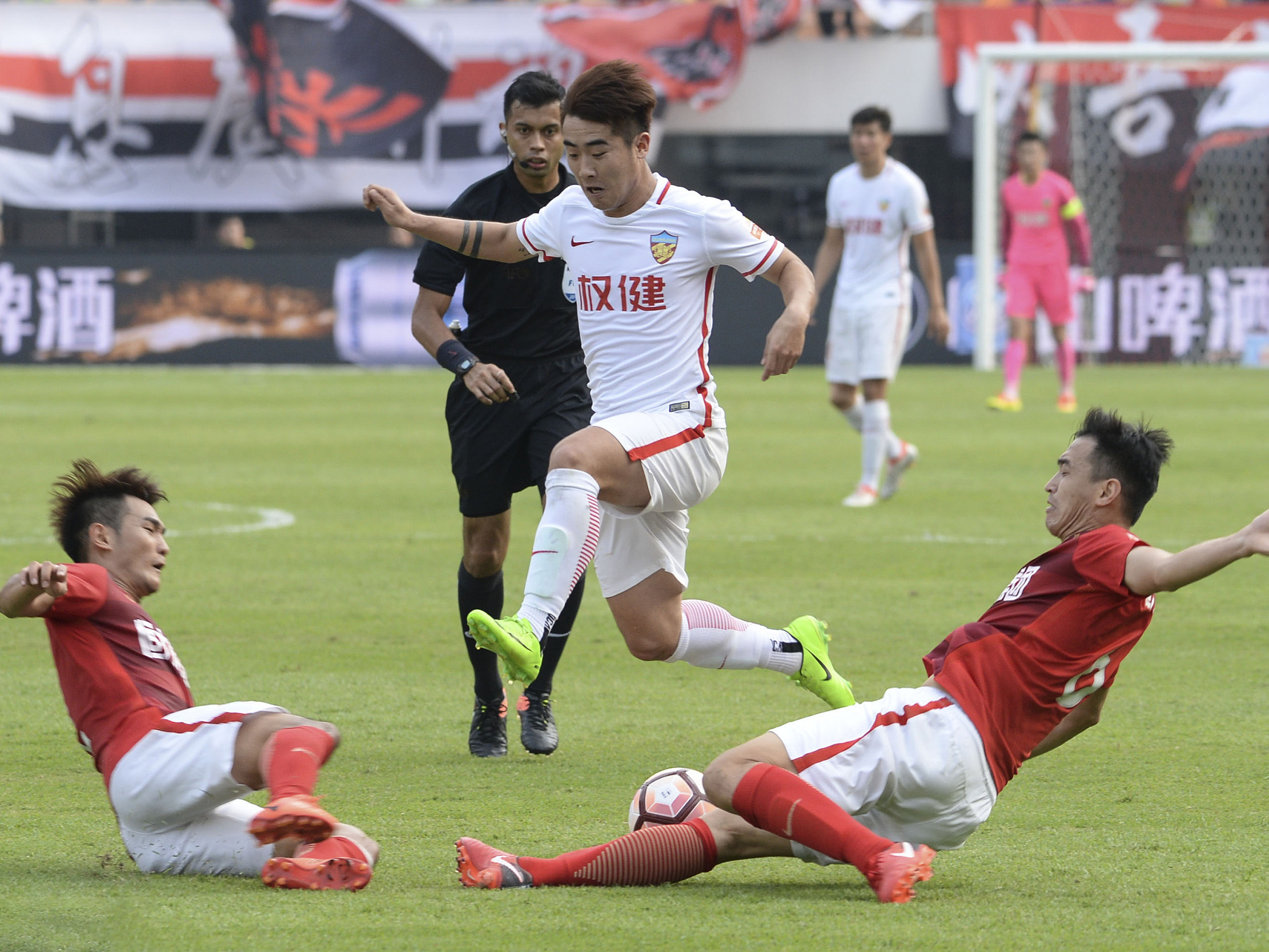 足球比赛场地详细介绍,足球比赛解说规则