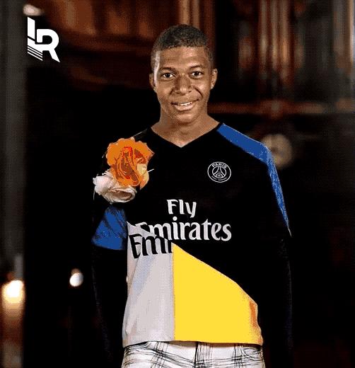 我们一不小心把这些足球队服改造成了时装周爆款……