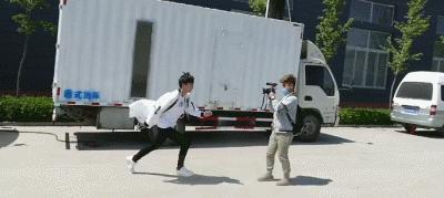 小螃蟹在王俊凯面前可以有多乖,王俊凯在飞机上保护小螃蟹