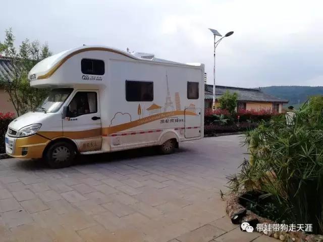 带孩子丽江自驾游,宝妈开着车带熊孩子兜风文案