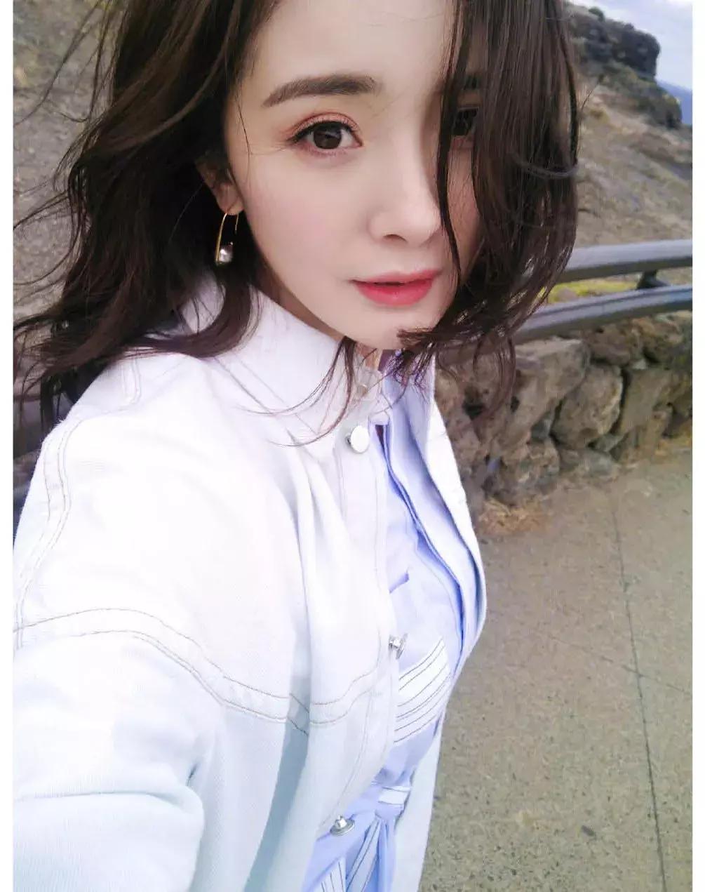 带货女王杨幂又出新穿搭了,带货一姐杨幂的t恤叠穿法