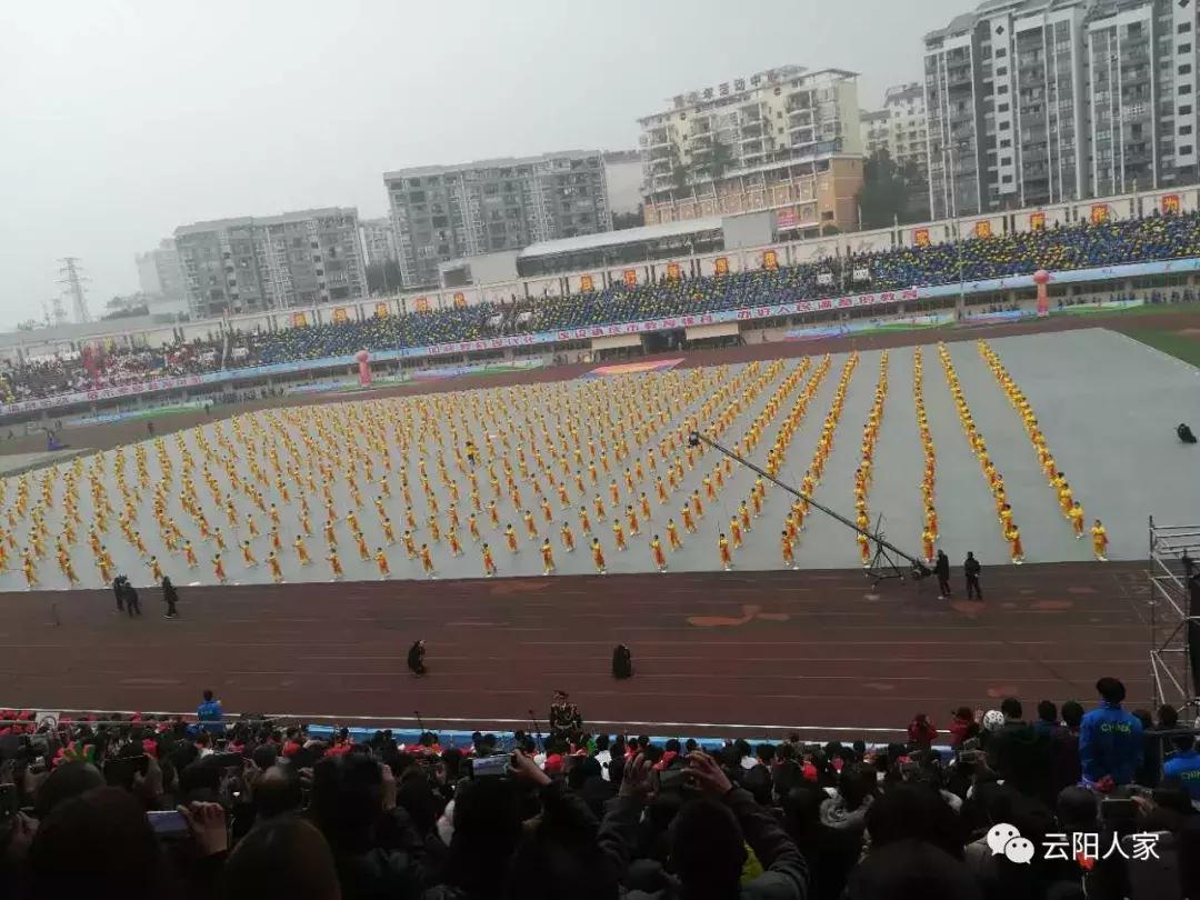 第三届中小*运学**动会开幕,花式表演拍手叫好,上万云阳人围观!
