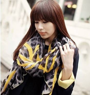 春季黑色毛衣连衣裙搭配丝巾,春季丝巾与衣服的搭配